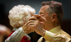 Normal_elderly-couple-dancing-008